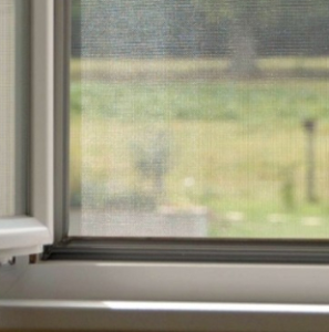 Mosquitera antipolen en ventana para impedir paso de polen para alergicos